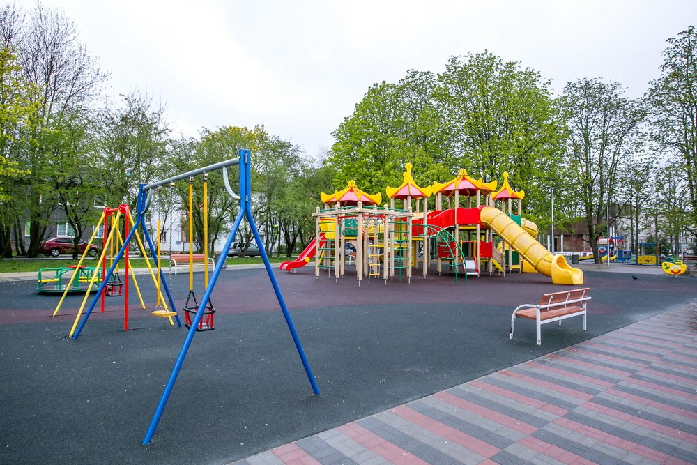 Детская площадка, Однокомнатные апартаменты рядом с Южным вокзалом и Летним озером