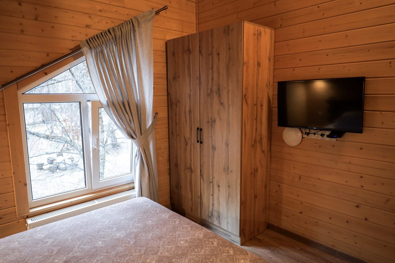 Коттедж (Дом Барн Хаус), Гостевой дом Шишка