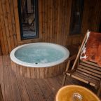 Подогреваемое джакузи на террасе, Гостевой дом Шишка