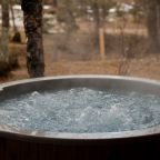 Подогреваемое джакузи на террасе, Гостевой дом Шишка