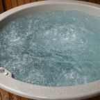 Подогреваемое джакузи на террасе, Гостевой дом Шишка