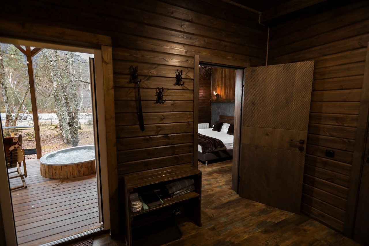 Бунгало (Лодж с уличным джакузи), Гостевой дом Шишка