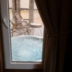 Бунгало (Лодж с уличным джакузи), Гостевой дом Шишка