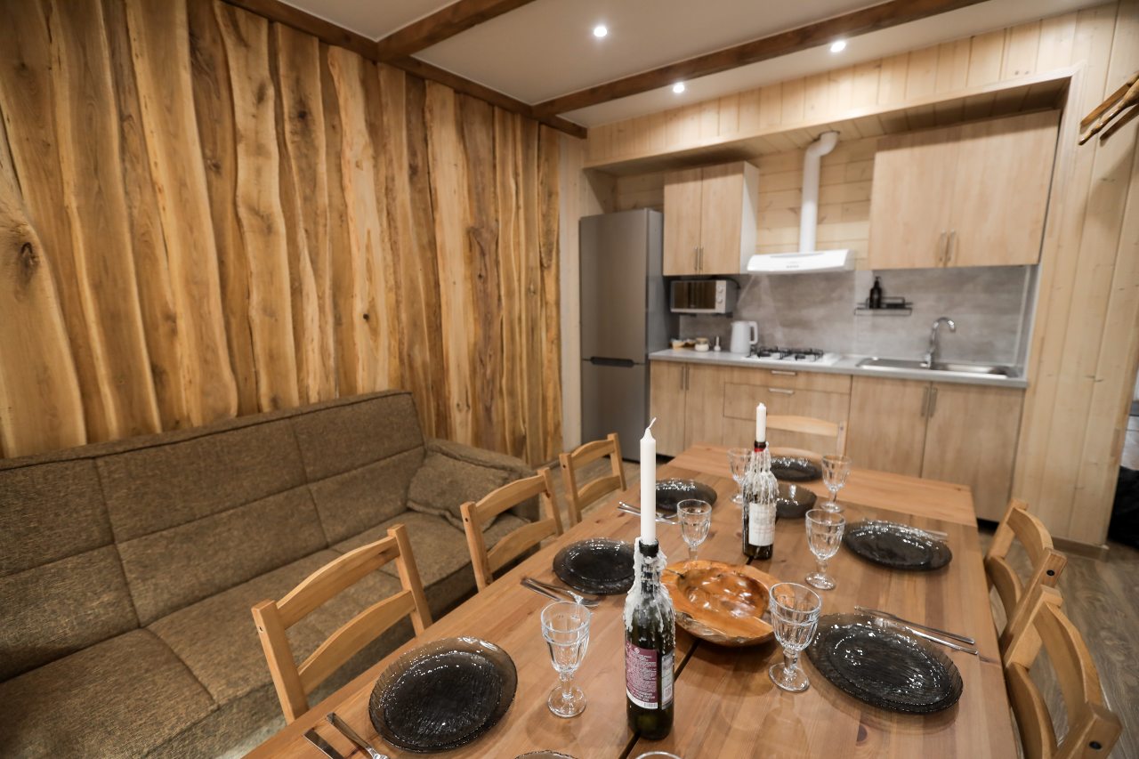 Дом (Три Хаус), Гостевой дом Шишка