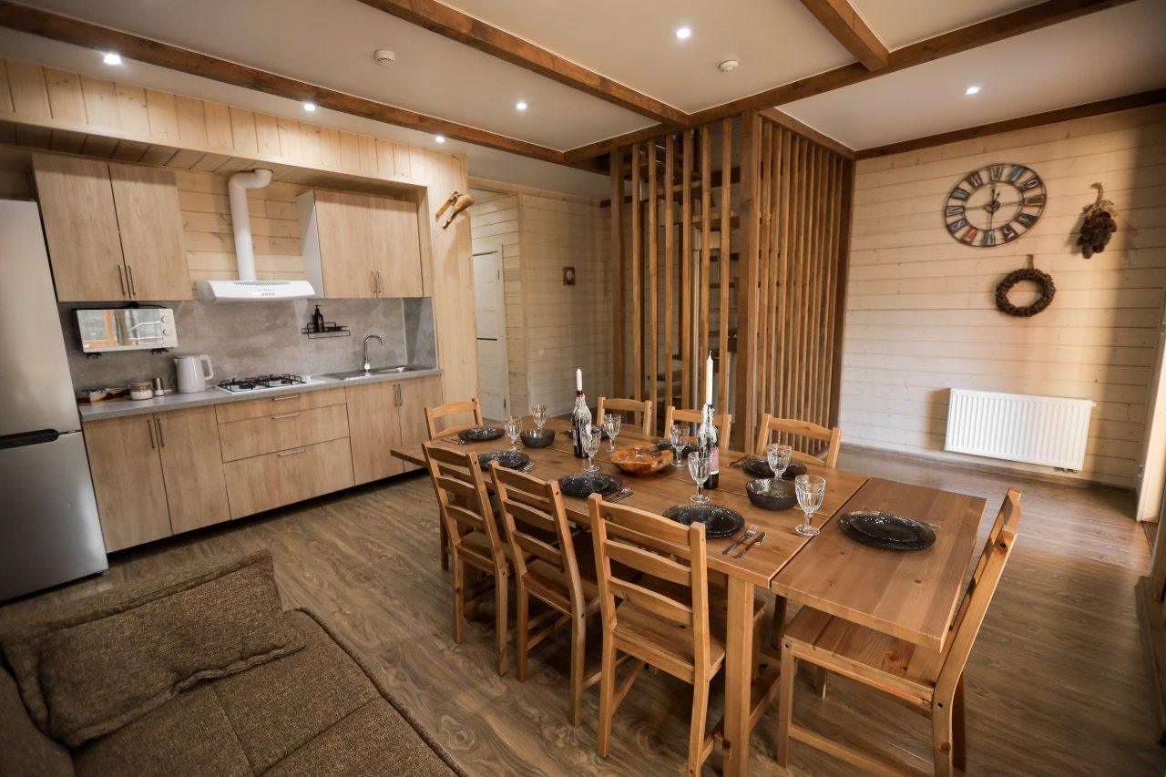 Дом (Три Хаус), Гостевой дом Шишка