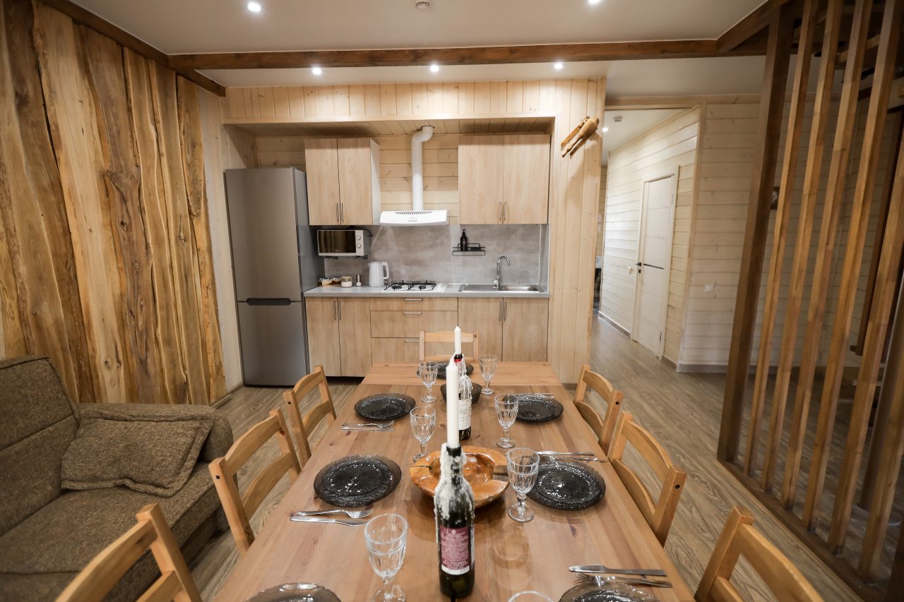 Дом (Три Хаус), Гостевой дом Шишка