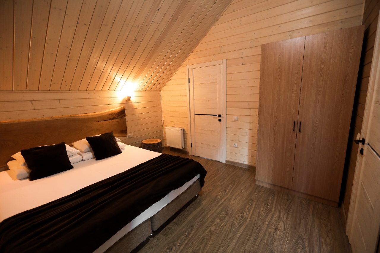 Дом (Три Хаус), Гостевой дом Шишка