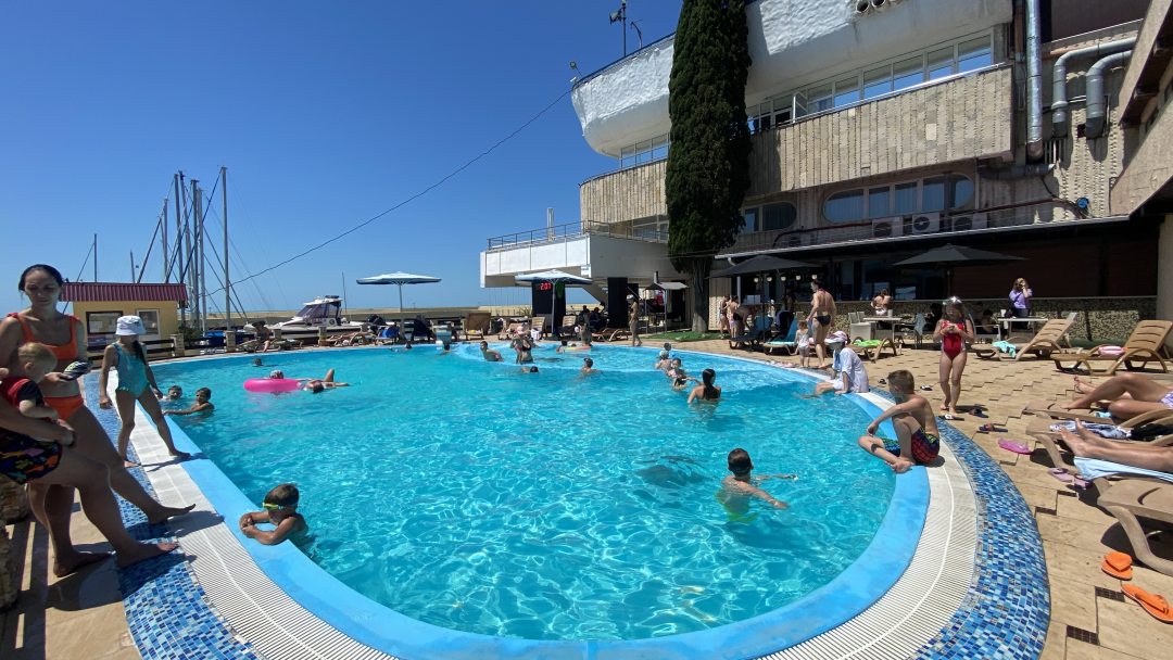 Открытый плавательный бассейн, Апарт-отель Альфа на Метелева