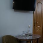 Трёхместный и более, Отель Лаки