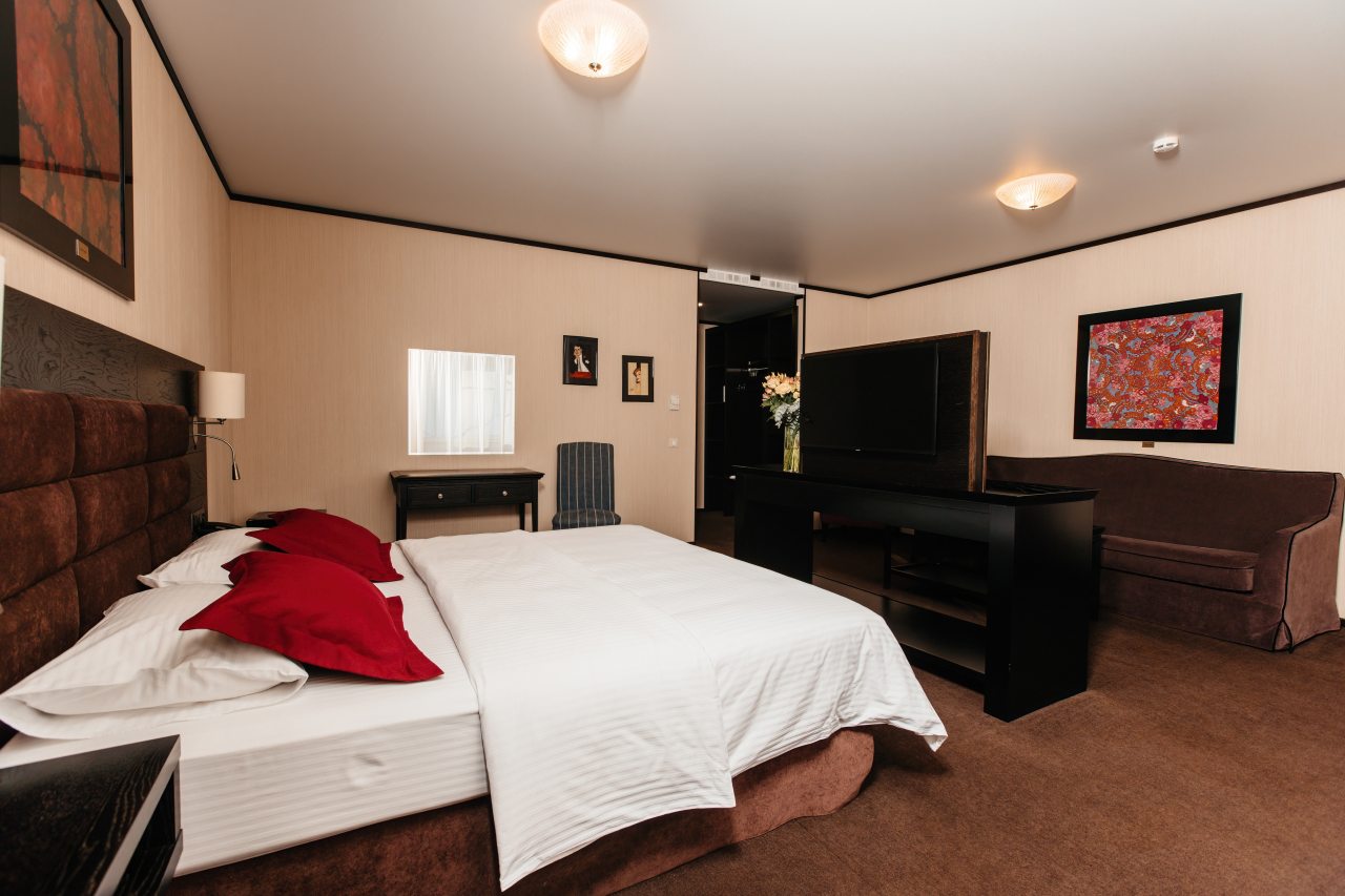 Номер (Джуниор сюит с двуспальной кроватью), Отель АЛТАЙ ПЭЛАС