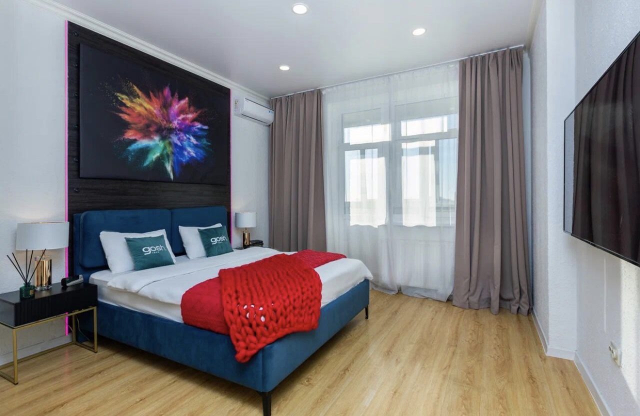 Двуспальная кровать, кондиционер, шторы black out