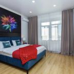 Двуспальная кровать, кондиционер, шторы black out