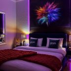 Удобная двуспальная кровать, зеркало, подсветка, свет