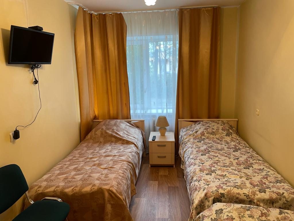 Трехместный (Трехместный номер эконом-класса с тремя раздельными кроватями) мини-отеля Вышка, Псков