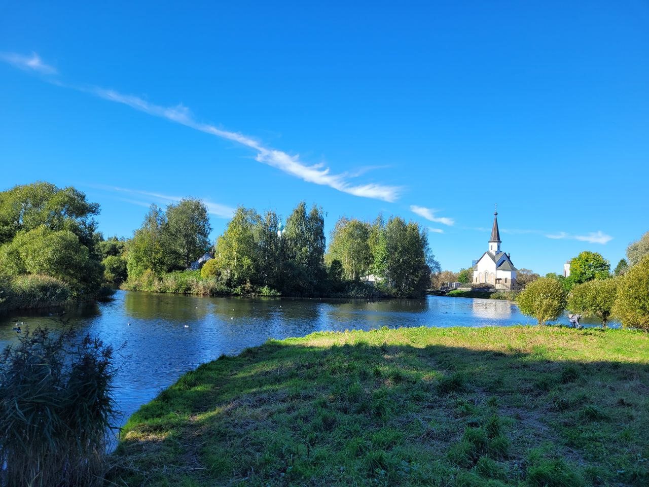 Рядом озеро и парк.