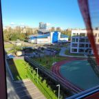 Вид из окна. Видно школу и бассейн.