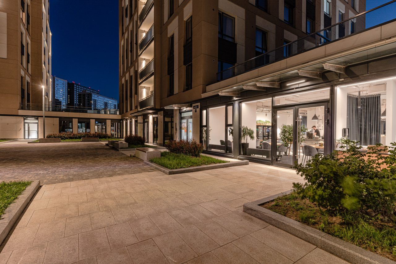 Внутренний двор. На 1 этаже - ресторан.