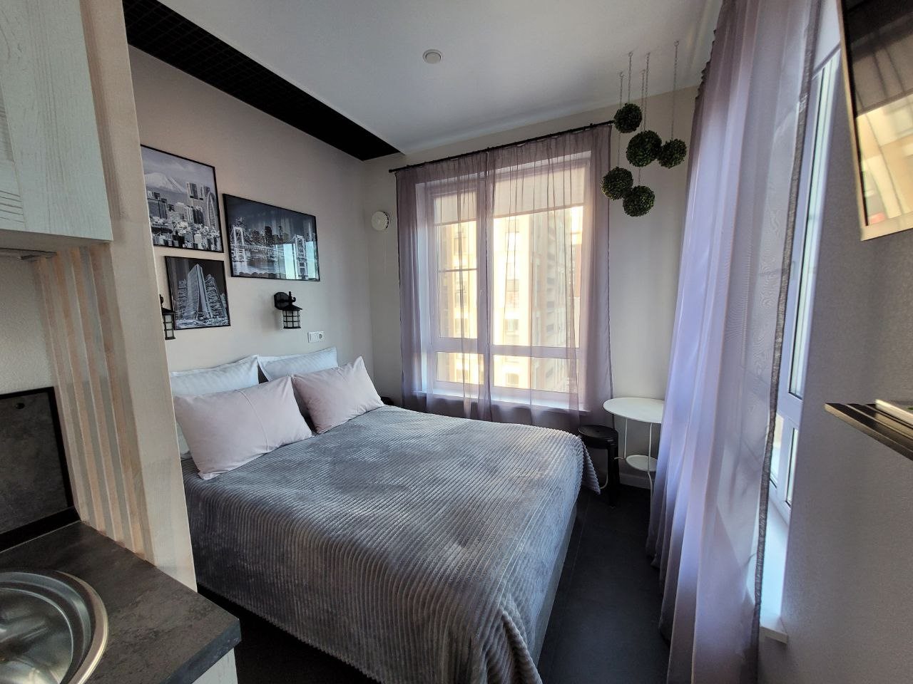 Студия с тремя окнами.