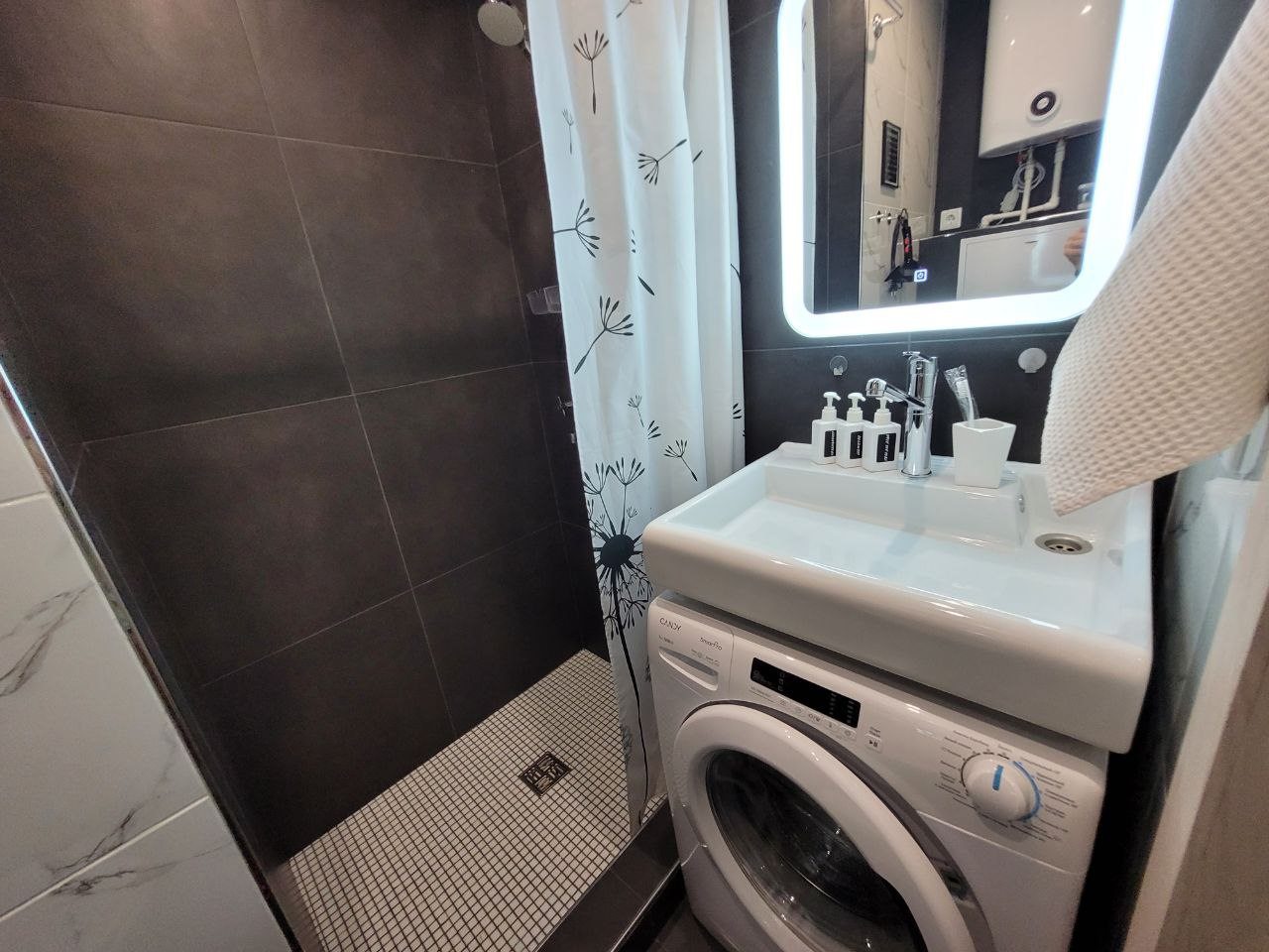 Апартаменты (Студия с тремя окнами), Апартаменты Города и страны