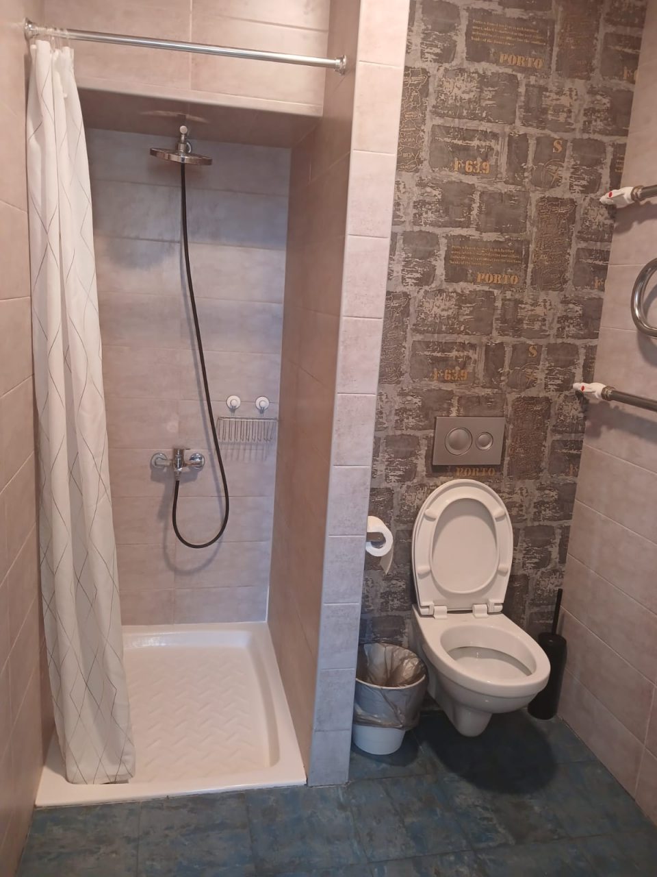 душевая и санузел в комнате 2