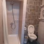 душевая и санузел в комнате 2