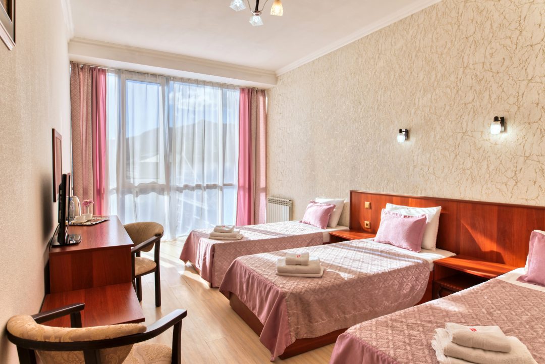 Трехместный (Студия с панорамными окнами) отеля Greek House, Красная Поляна