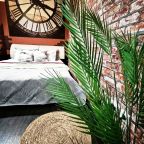 Люкс (Хроника), Апартаменты Гостиный Дворъ и Ко на Щорса 103