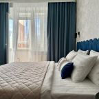 Кровать, балкон, вид из окна.