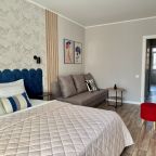 Спальня с двуспальной кроватью и диваном.