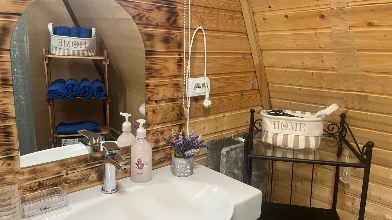 Шале (Большой дом), Гостевой дом Рай в шалаше в Коробицыно