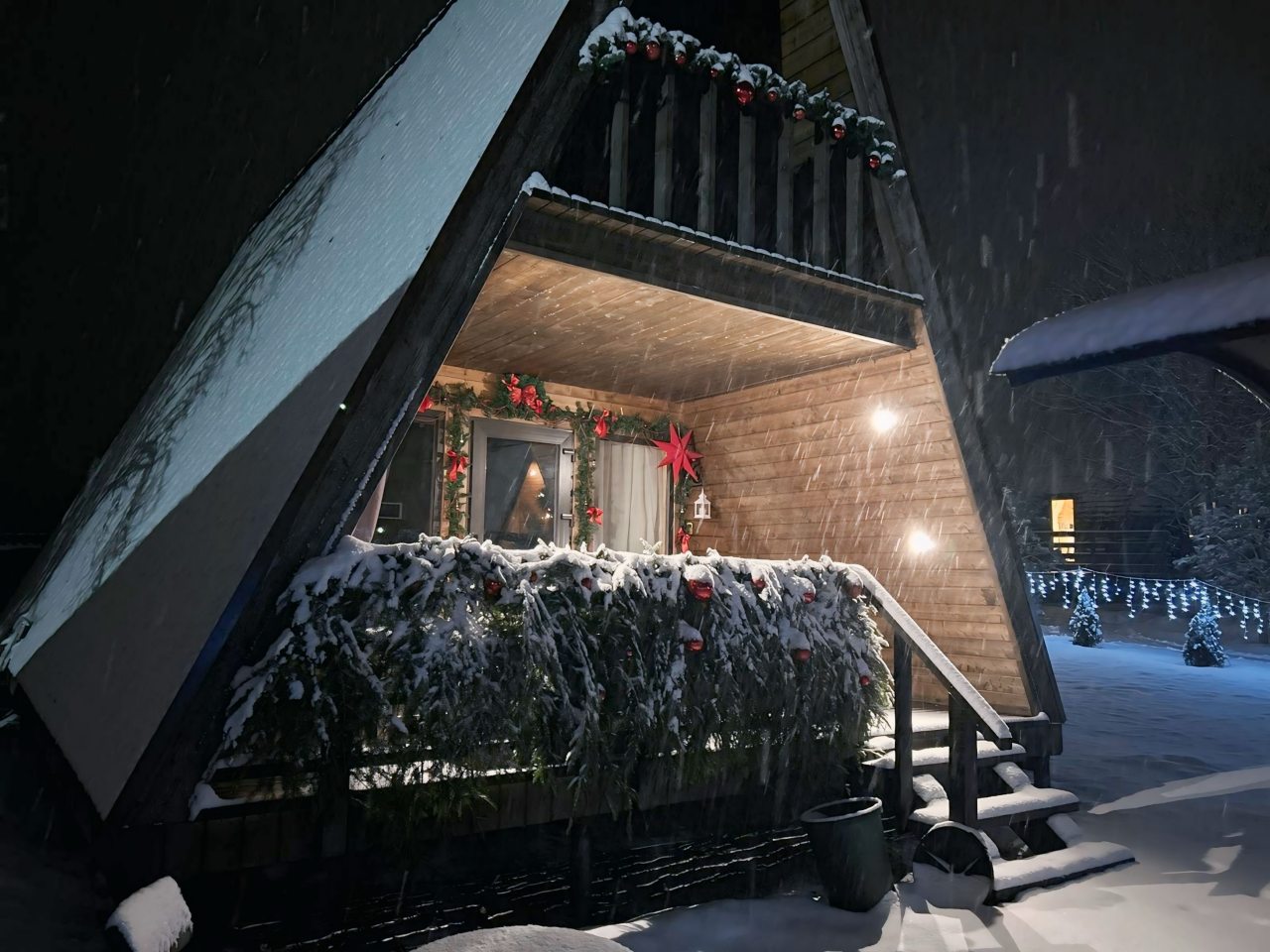 Шале (Большой дом), Гостевой дом Рай в шалаше в Коробицыно