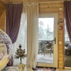 Шале (Большой дом), Гостевой дом Рай в шалаше в Коробицыно