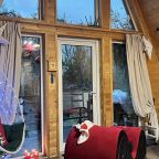 Шале (Шале 2 все оттенки красного), Гостевой дом Рай в шалаше в Светлом