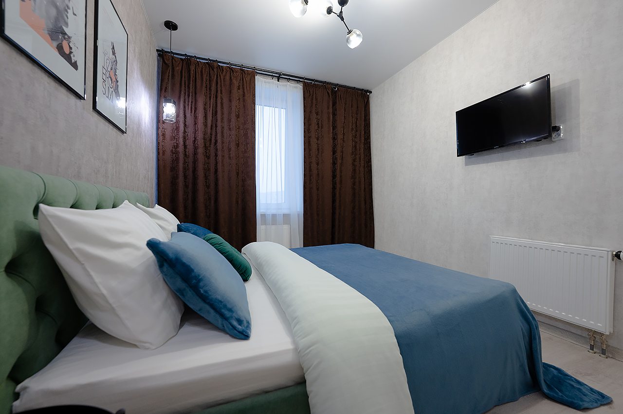 Двуспальная кровать с ортопедическим матрасом