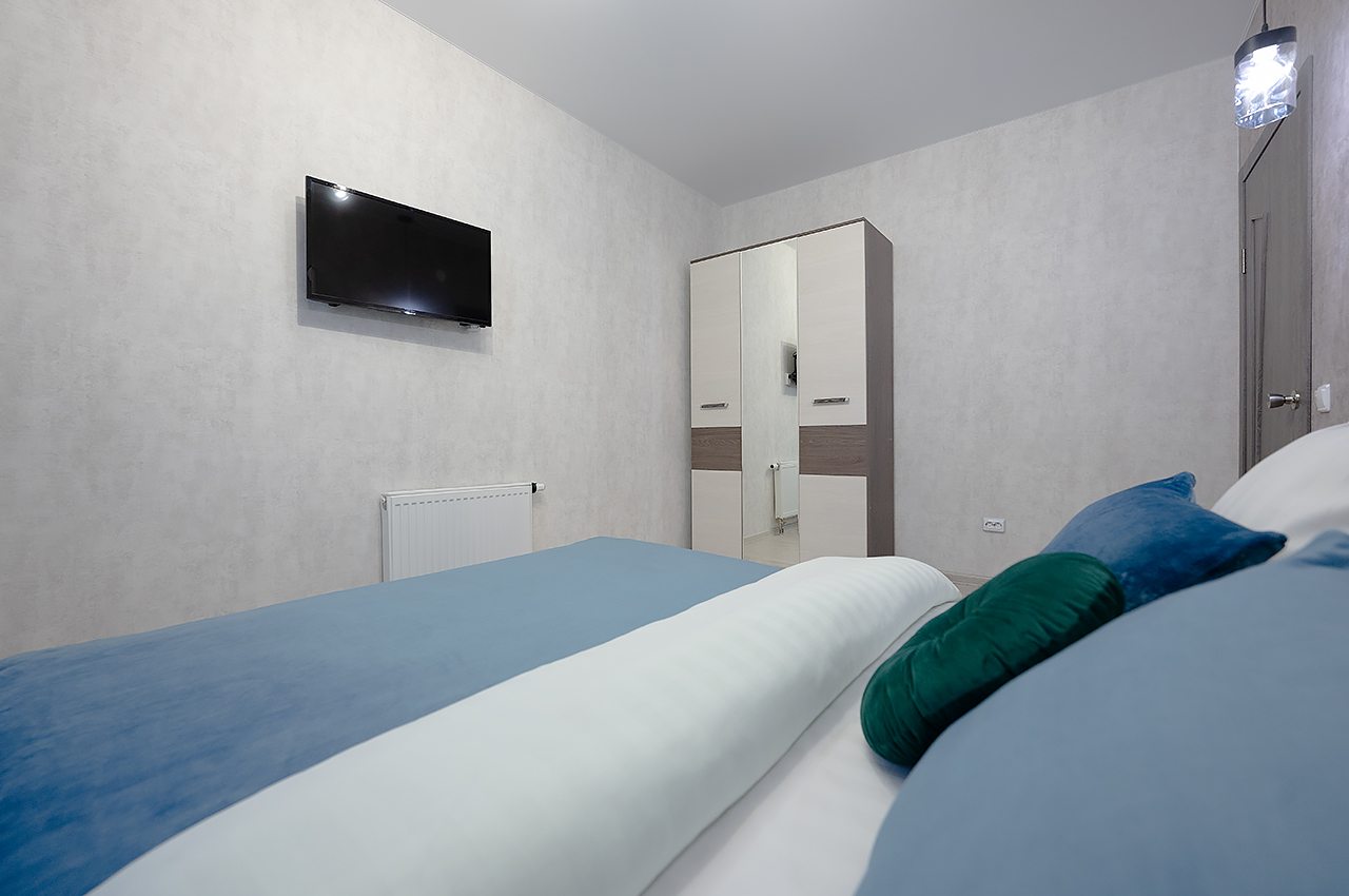 Двуспальная кровать с ортопедическим матрасом