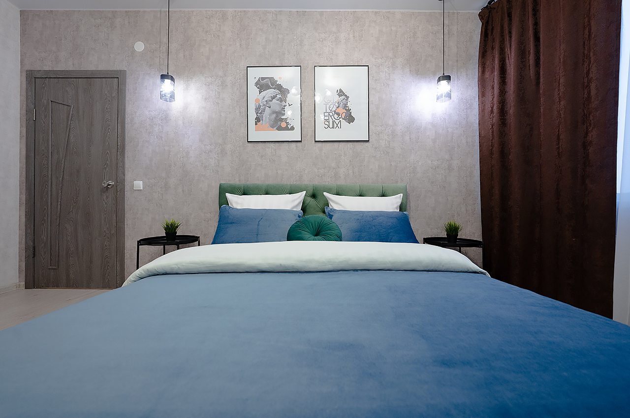 Двуспальная кровать с ортопедическим матрасом