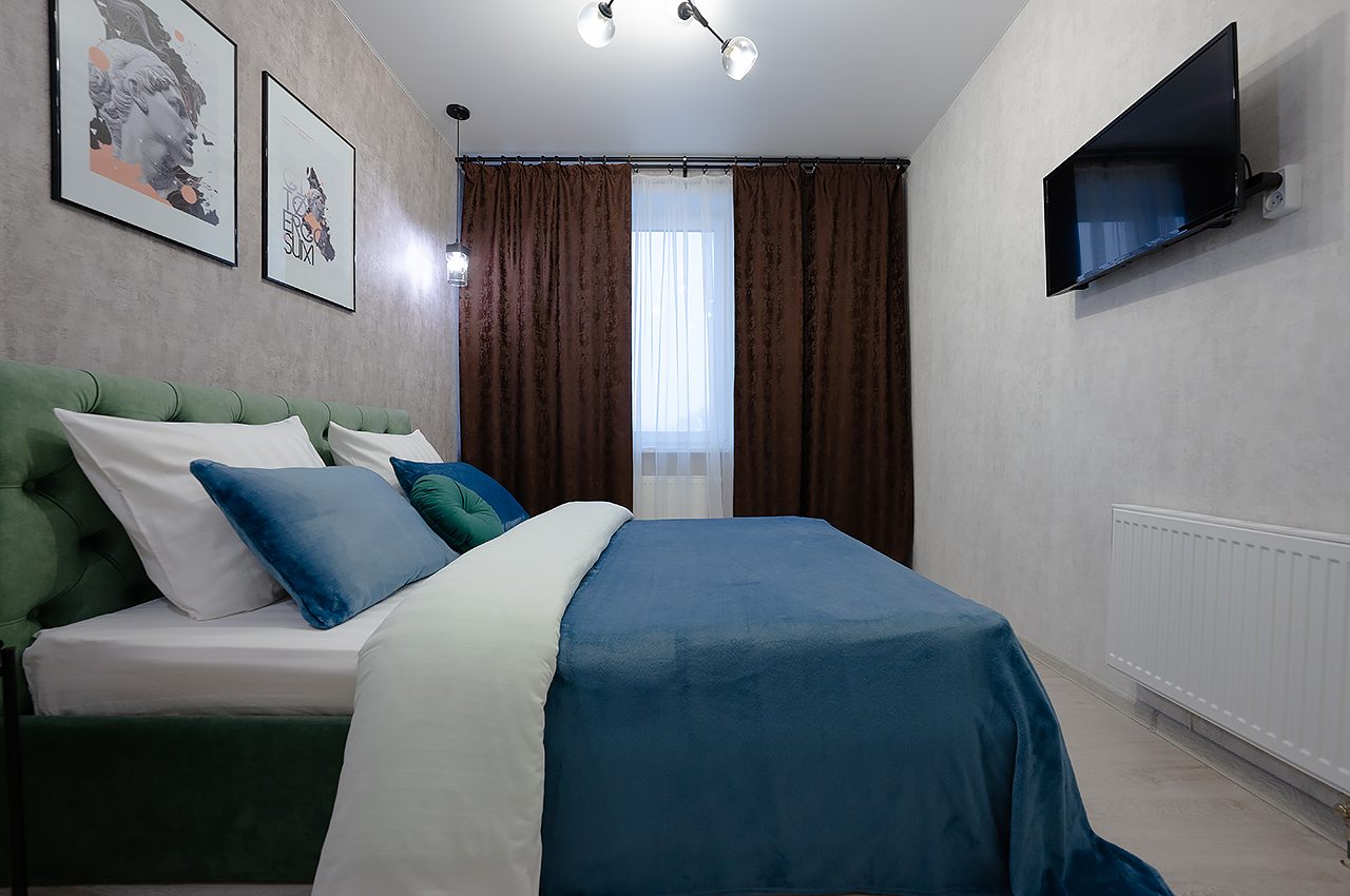 Двуспальная кровать с ортопедическим матрасом