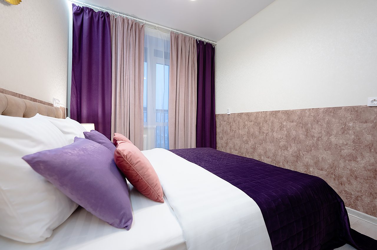 Двуспальная кровать с ортопедическим матрасом