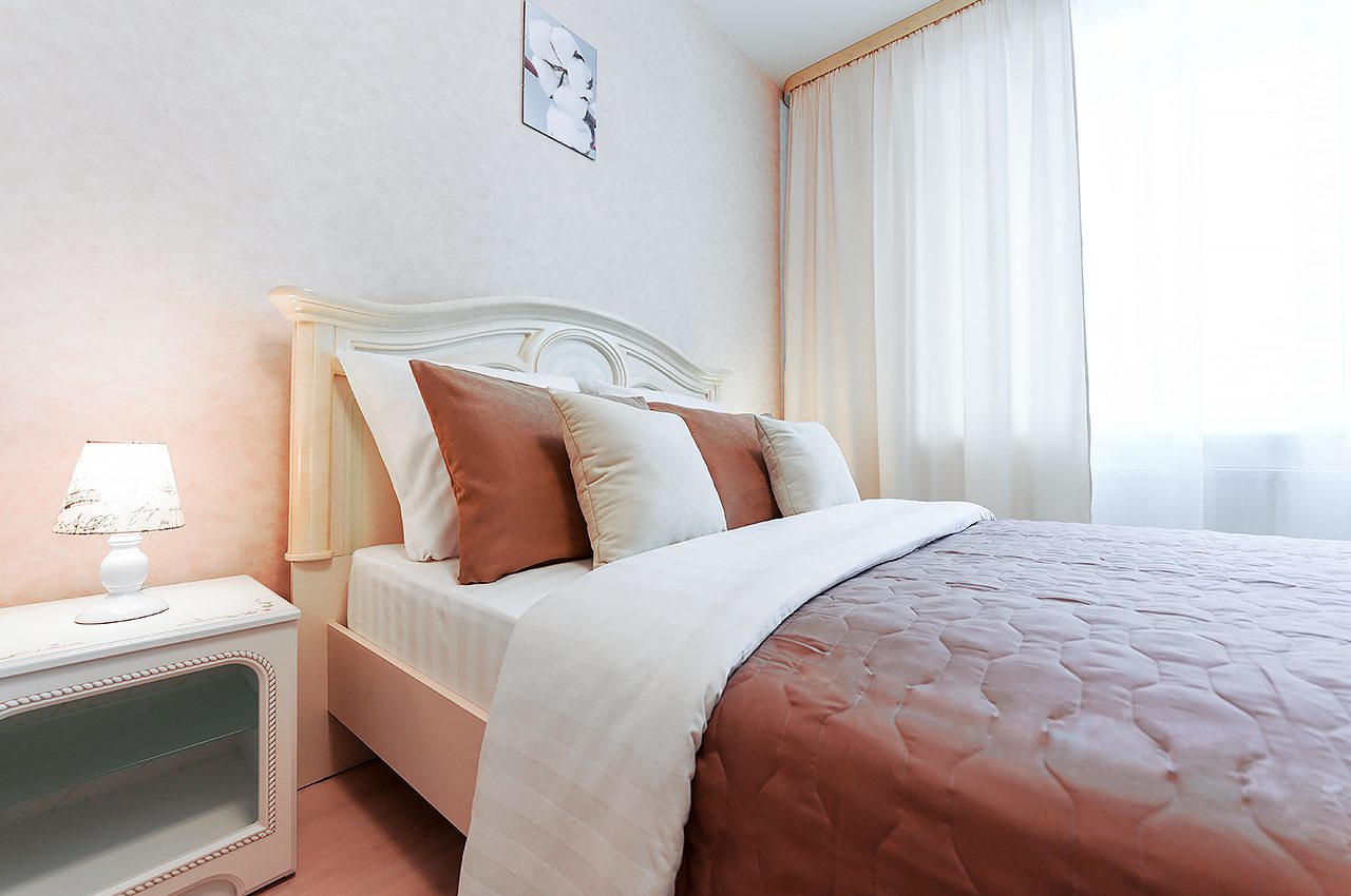 Двуспальная кровать с ортопедическим матрасом