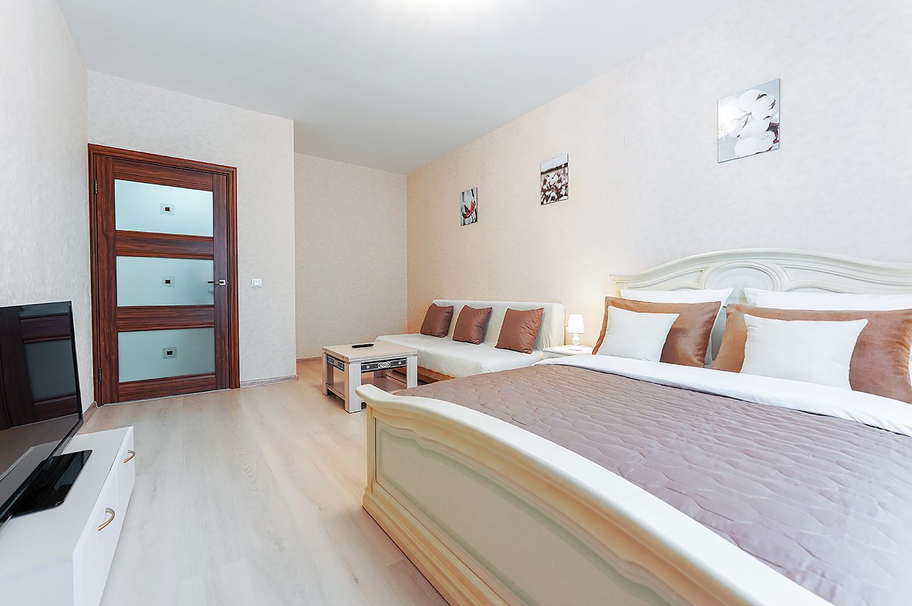 Двуспальная кровать с ортопедическим матрасом