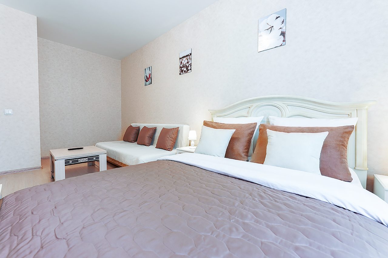 Двуспальная кровать с ортопедическим матрасом