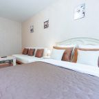 Двуспальная кровать с ортопедическим матрасом