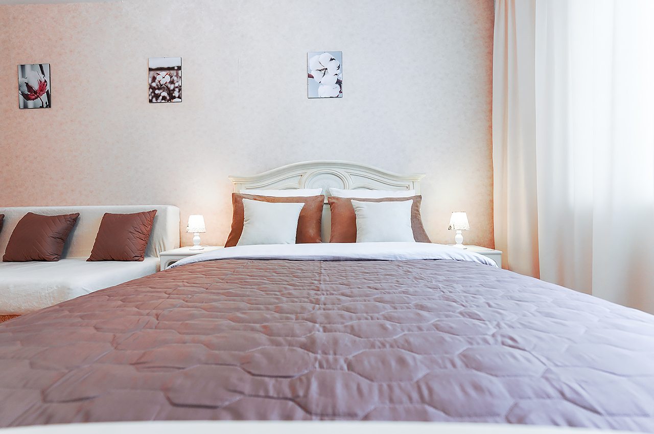 Двуспальная кровать с ортопедическим матрасом