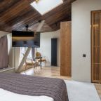 Номер «Полулюкс-мансарда» в отеле «MOLO»