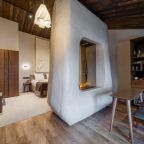 Номер «Люкс с камином» в отеле «MOLO»