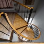 Винтовая лестница на второй этаж номера.