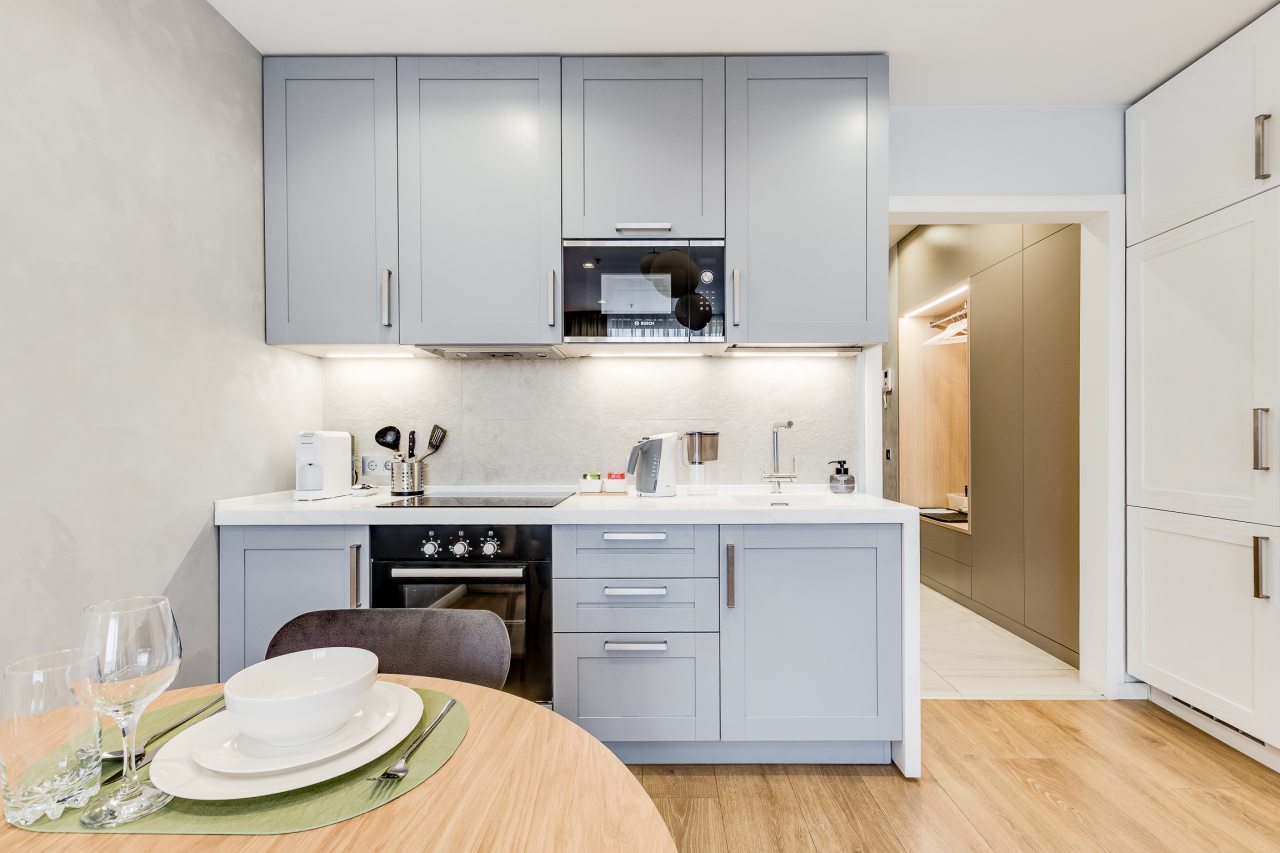 Полулюкс (Тихий уголок для 1-2 гостей. Рядом метро и парк), Business apartments