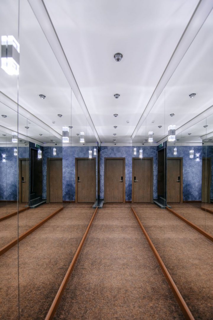 Зеркальный коридор 2 этаж. Отель Dragon Spa