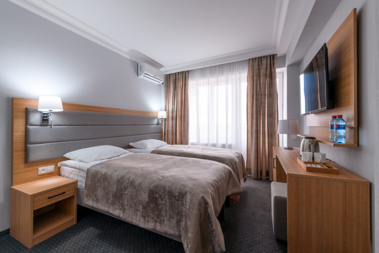 Двухместный (Стандарт+ с балконом/две односпальные или одна большая двуспальная кровать), Отель Ленинград