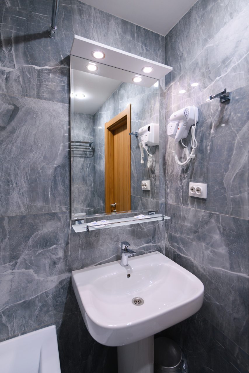 Двухместный (Стандарт+ с балконом/две односпальные или одна большая двуспальная кровать), Отель Ленинград